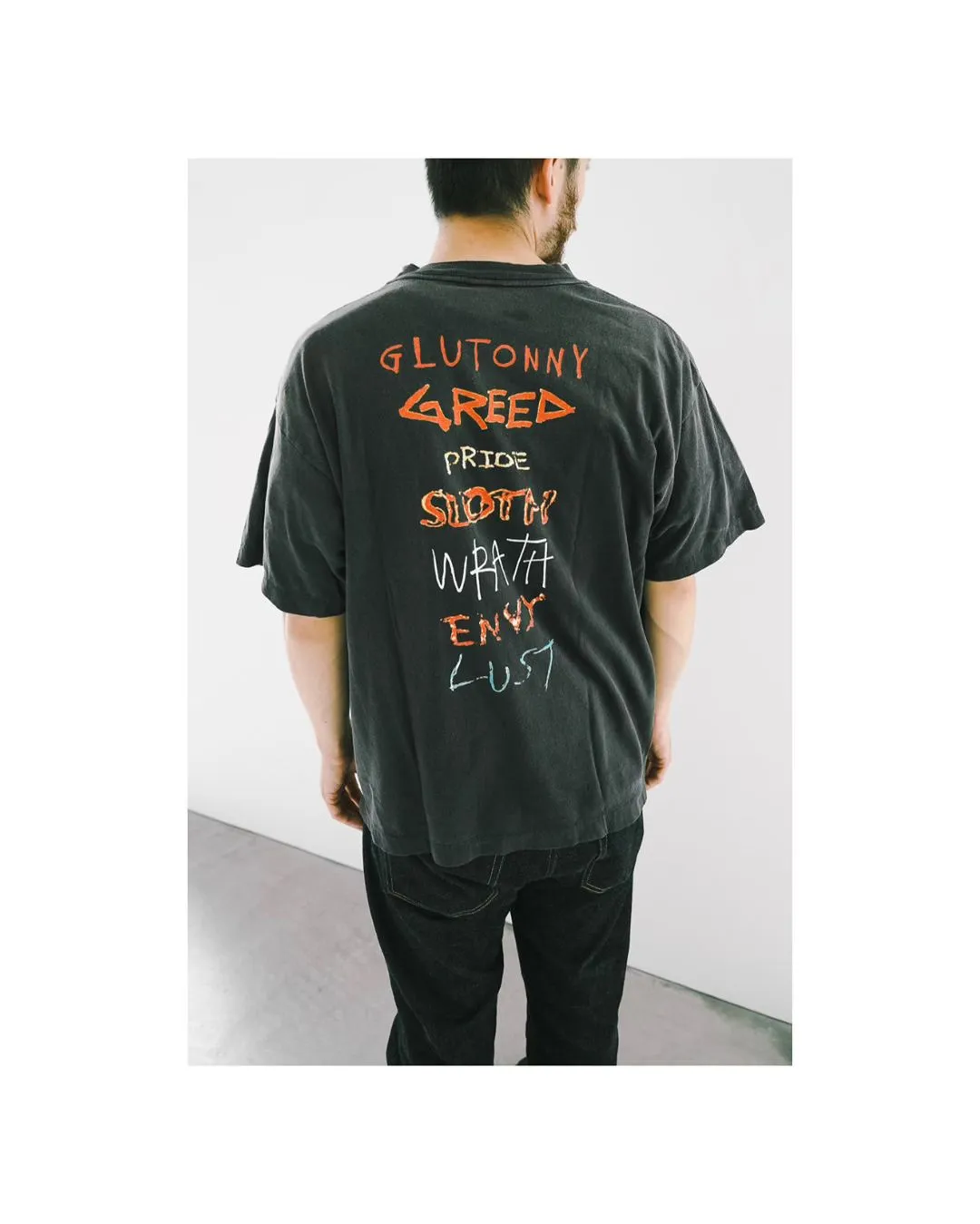 SAINT Mxxxxxx SEVEN DEADLY SS TEE/BLK Phantom SAINT Seven Deadly Sins Printed TEE Washed Black S-XL Look for cylindrical fabrics with no side seams. Don’t buy open width fabrics anymore. It’s boring. Assute garments are dyed. The whole piece is sprayed with Ma Liu. Then spray the heavy parts to fade. The collar and cuffs are frayed. Many hangings are frayed. Accessories are complete. Customized original consistent main mark/wash mark/little angel anti-counterfeiting mark.